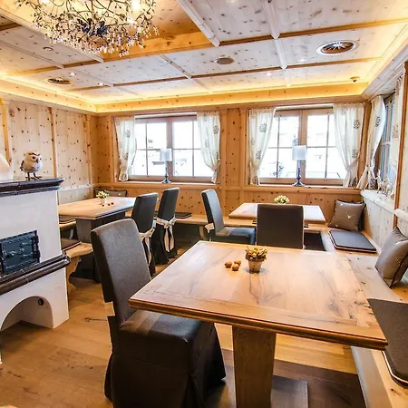 Victoria - Adults Only Bar & Breakfast Hotel 4*