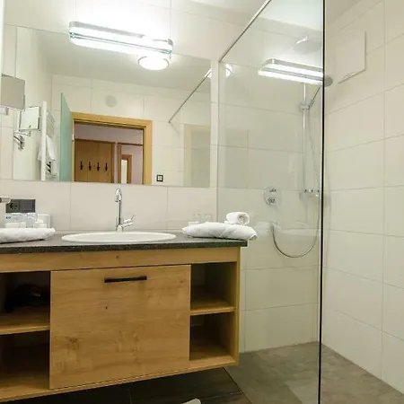 Victoria - Adults Only